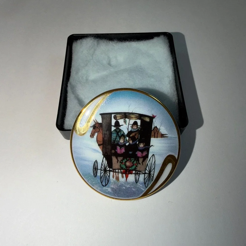 P Buckley Moss Christmas Carol Porcelain Brooch Pendant 1996‎ Anna Perenna 14168